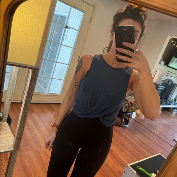 Beyond Yoga Crossroads - Twisted Front Cropped Tank - Picture 2 of 3